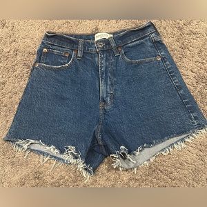 Abercrombie & Fitch - The ‘90s Relaxed Cutoff High Rise Short